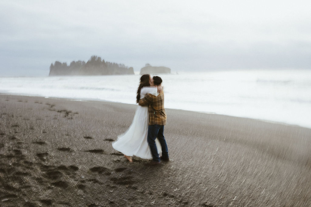 Moody couples photos at Rialto Beach photographed by Wilder Photography