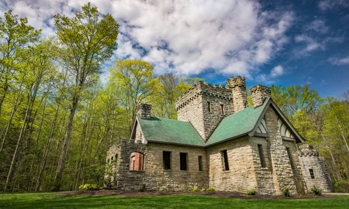Engagement photos at Squire's Castle at North Chagrin Reservation